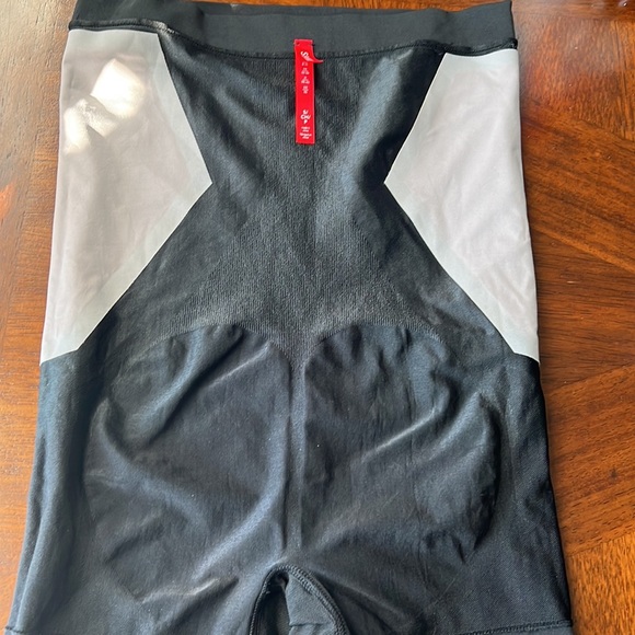 SPANX ONCORE HIGH WAIST MID-THIGH SHORT - Picture 10 of 14